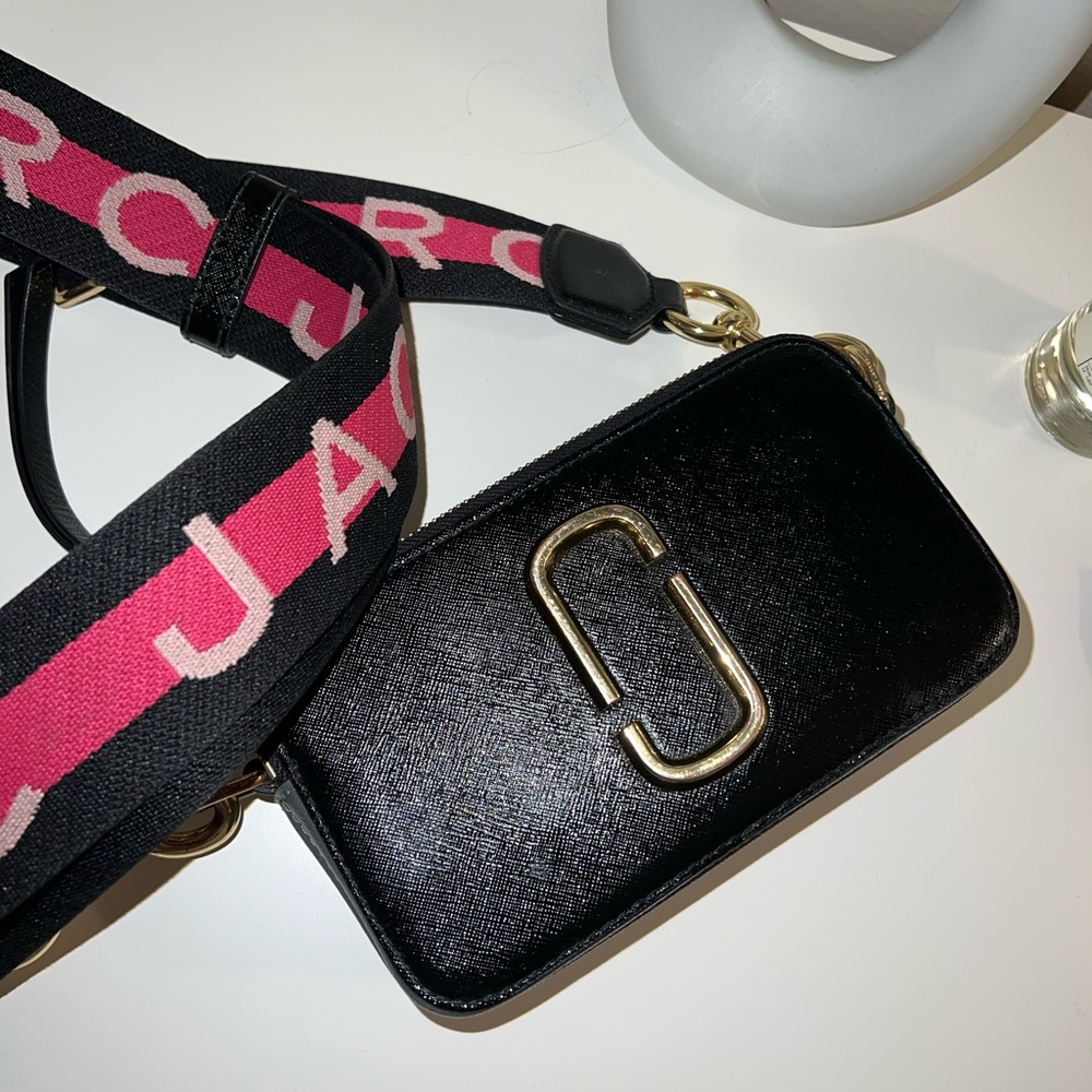 Marc Jacobs Camera bag in black/pink